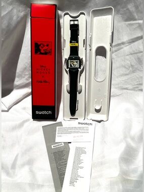 Swatch Keith Haring X Disney Mickey Mouse Blanc Sur Noir Watch SUOZ337